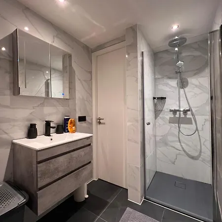 Апартаменты Magnific 3 Floors Authentic Dutch House With Terrace